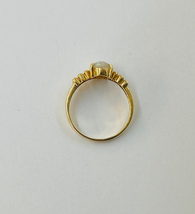 Very Fine 18K Opal Ring